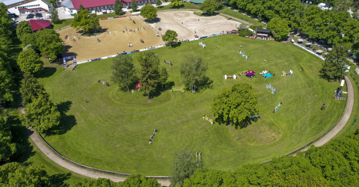 MÜNCHEN - Pferd Internatiional Springen 2021 MÜNCHEN - Pferd Internatiional Springen 2021 Übersicht, Reitplatz Impression am Rande Luftaufnahme, Hufeisenplatz München-Riem, Olympia Reitanlage 29. May 2021 © www.sportfotos-lafrentz.de/Stefan Lafrentz 